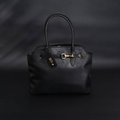 miu Miu 缪缪 贝壳包包 特别喜欢这个的设计！ Miumiu的坑真的好仙女好好看！ 真的很有质感！ 可斜挎可手拿可单肩， 日常约会出行简单好搭配。 Siz
