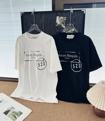 品名：Maison Margiel* 马吉拉520限定短袖 尺码：S.M.L 颜色：白色 黑色 一年一度马吉拉限定520果然来了+马吉拉印章T，认证的对你的喜欢