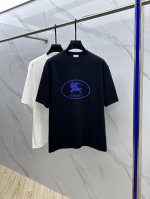 Bur*巴宝莉 2025Fw春夏新品圆领打底外穿T恤，立体感Logo微廓形半袖纯棉打底，手感面糯有骨感，柔而有韧性。工艺处理，韧性和抗皱性能得到大幅度提高。微廓