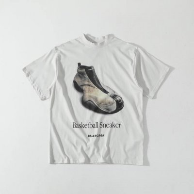 Balenciaga巴黎世家25夏季新品Basketball Sneaker 印花球鞋短袖T恤 25Ss Basketball Sneaker 的印花Tee采用