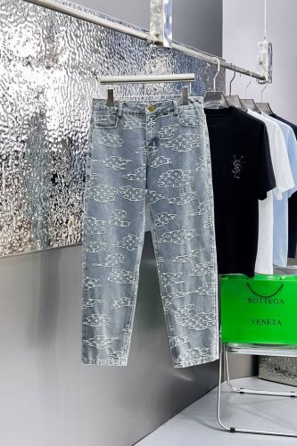 lv 2025新品，原单牛仔裤 原版重工打造，品牌经典Logo设计，三标齐全！原版五金辅料。专柜定制牛仔面料，完全对版专柜，欢迎专柜试穿后再购买，好货不怕比。码