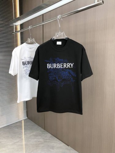 巴宝莉。2025春夏新款 字母Logo圆领短袖T恤，春夏休闲穿搭必不可少，原版纯棉面料。完完全全体现在高级审美的做工上，做工更是精致大气，Z立体感超强，非常惊艳