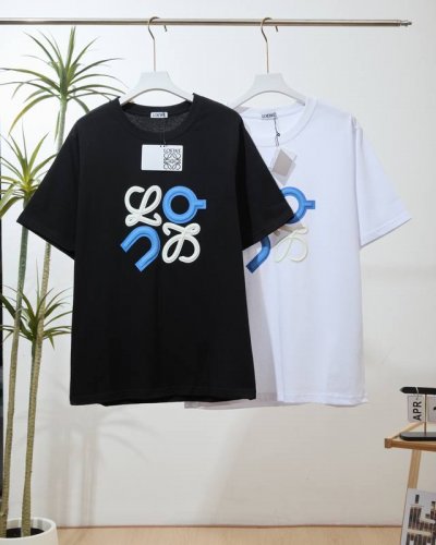 loewe&On罗意威昂跑联名款圆领颗粒印短袖！！被追问N次！罗意威T恤的时髦密码，宝子们，谁懂啊！罗意威这两款T恤真的是出街王炸单品黑白经典配色，大气又百搭。