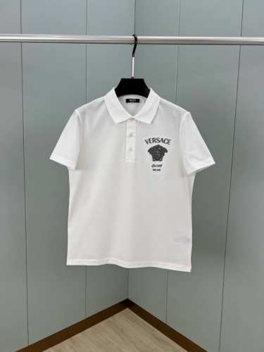 versace 25春夏新品刺绣水晶Medusa Milano标识Polo衫，领口饰有三扣门襟，正面饰有水晶装饰的Medusa刺绣Versace Logo以及品