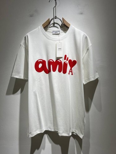 Ami 2025春夏新款男女同款短袖T恤 最新款全网独家首上 ~既经典有时尚百搭 谁不爱啊 将经典再次展现 非常的耐看 自带低奢光环与辨识度 品牌理念和现代化的