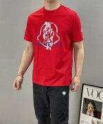 Mon Cle*蒙-口25S夏季新款圆领短袖.品牌图形Logo辨识度鲜明超级走心！！！袖子搭配经典小帽子标识.选用客供190G丝光棉制成.整件单品的面料质感极佳