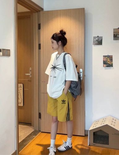 两穿阿迪达斯Adidas 拉链三杠短裤透气百搭情侣款短裤 *采用冰丝塔丝隆D14面料带冰感！宽松版型做工非常好质量非常棒！细节拿捏的非常不错！ *版型是男女同款