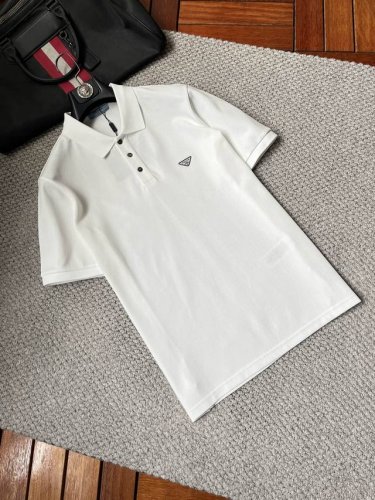 普拉‘’Ss25早春新款翻领polo衫 高品质珠地棉材质 雍容华贵的品牌风格，260克重 客供进口面料 做出来的衬衫也是版型垂顺挺括，并且还抗皱抗起球，贴身穿着
