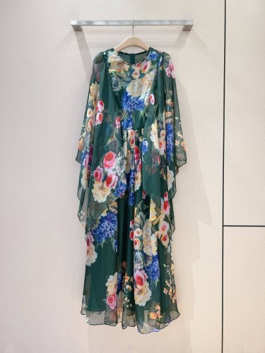 Dolce &Gabban*A杜嘉班纳新款 这款新品定位印花绿色大摆连衣裙，优雅时尚，长款设计，尽显女性魅力。 绿色大摆，无论是日常出行，还是参加派对，它都能让