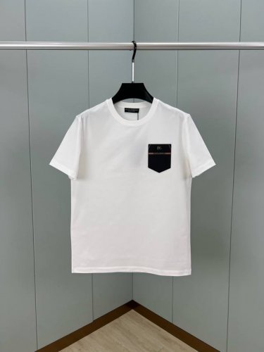 dolce&Gabbana 25春夏新品贴袋皮牌+金属品牌英文标识短袖T恤，衣橱典范单品演绎品牌标志性风格，为男士衣橱注入新意。采用定制80支双股丝光棉面料；黑
