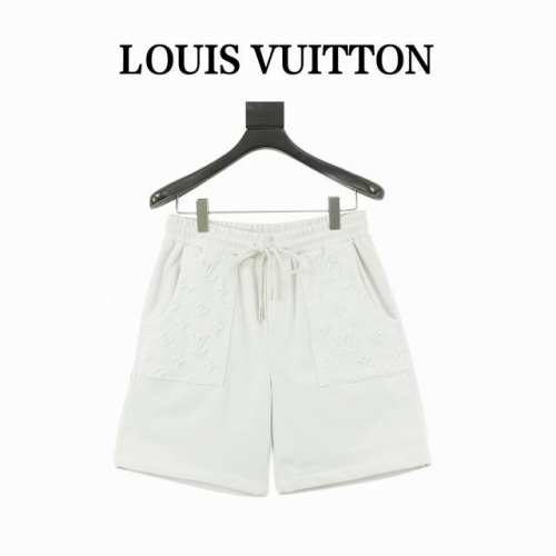 Louis Vuitton 路易威登 满印口袋老花短裤 Monogram 以活力运动剪裁解构满印元素设计。口袋暗纹老花皮头点缀，搭配正面斜插贴袋和弹力下摆。Mo