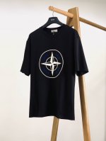Dior Homme 迪奥 桀傲 & Stone Island 石头岛 联名新品 极简但锁边很有细节 .轻洗水更舒服贴身。植绒浮雕标识短袖T恤。定制32支双股精