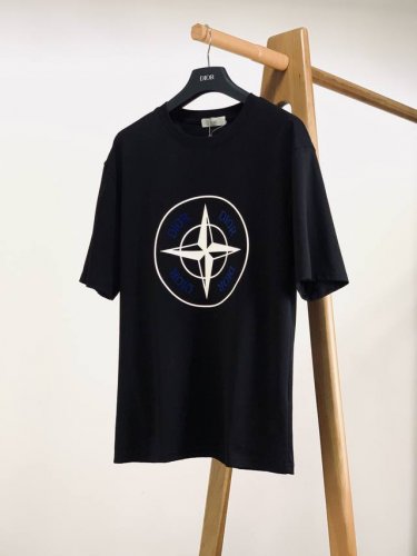 Dior Homme 迪奥 桀傲 & Stone Island 石头岛 联名新品 极简但锁边很有细节 .轻洗水更舒服贴身。植绒浮雕标识短袖T恤。定制32支双股精