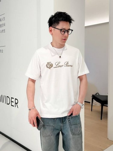 lp春夏新款首发专柜最新款短袖圆领T恤 高端订制 设计前卫时尚！品牌Logo重工艺设计 高端定制230克面料.手感柔软.穿着舒适.专柜级别精致车线.做工精细.上