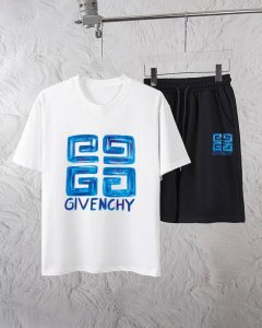 纪梵希 独家专供新款潮男时尚圆领短袖短裤套装 潮流时尚休闲短袖套装 透气舒适度高 细节无可挑剔 品牌元素设计理念 体现高品质 呈现休闲裁剪 上身版型超赞 材质