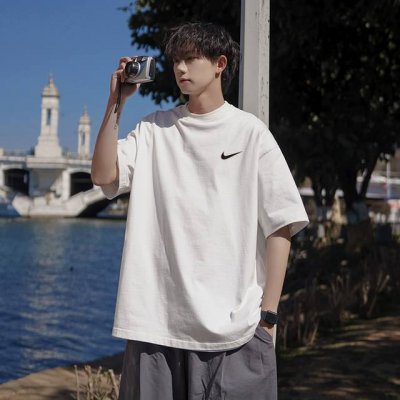 上新 Nike 耐克海外专柜立体胶印短袖T恤，高品质 ，男女同款 260G高克重新疆棉面料，宽松落肩的版型，不挑身材，包容性更强，经典三叶草立体印花，丰富了版面