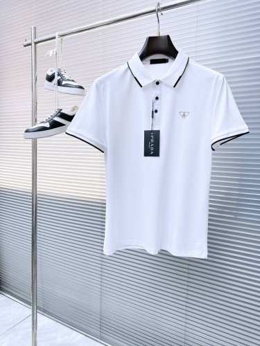prada 普拉达 2025 夏季新款男士翻领Polo衫，解锁意式优雅。领口设计是整件短袖的点睛之笔，简约线条勾勒出利落造型，标志性品牌Logo以精致的刺绣工艺