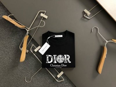 Dir*合身版型S-Xxl 25早春最新立体印花重磅短袖，高端品质专柜原单圆领短袖，顶级制作工艺进口面料，专柜款独特设计，采用进口高端订制进口丝线手感一流！官网