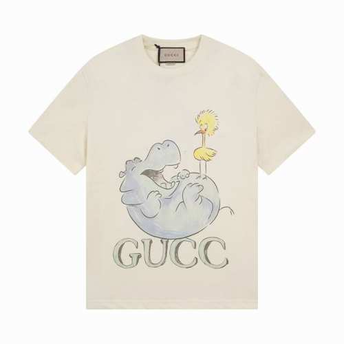 Gucci新品！ 无感印花 早春系列高克重短袖 选用客供定制针织100%纯棉面打造,面料手感细腻，厚实有质感的纯棉布 高密度的机织工艺，如棉絮般柔紧致舒适 有挺