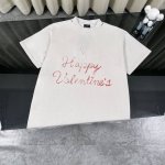 Balenciaga巴黎世家2025 情人节限定T恤，谁穿谁心动！ 这款巴黎25Ss情人节限定爱心标语破洞短袖T恤简直杀疯了！独特的爱心标语设计，浪漫又吸睛，满