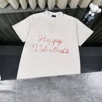 Balenciaga巴黎世家2025 情人节限定T恤，谁穿谁心动！ 这款巴黎25Ss情人节限定爱心标语破洞短袖T恤简直杀疯了！独特的爱心标语设计，浪漫又吸睛，满