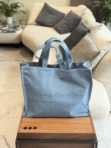 尺寸44.34 Acne 牛仔托特包 任何搭配都能够轻松驾驭 低调有质感 容量也很可