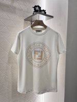 P160Fend*2025新品上架 植绒印花 定制Yb原生全棉材质 透气舒适 质感十足 宽松短袖T恤裁剪 凸显品牌格调 采用克重纯棉制成 垂坠感十足 呈现显瘦视