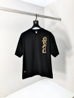 Gucci。顶级货品2025春夏新款首发专柜最新款短袖圆领T恤 高端订制 设计前卫时尚！品牌Logo重工艺设计 高端定制原版欧棉面料.手感柔软.穿着舒适.B专柜