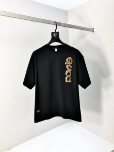 Gucci。顶级货品2025春夏新款首发专柜最新款短袖圆领T恤 高端订制 设计前卫时尚！品牌Logo重工艺设计 高端定制原版欧棉面料.手感柔软.穿着舒适.B专柜