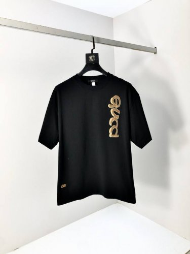 Gucci。顶级货品2025春夏新款首发专柜最新款短袖圆领T恤 高端订制 设计前卫时尚！品牌Logo重工艺设计 高端定制原版欧棉面料.手感柔软.穿着舒适.B专柜