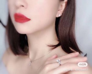 实拍690 礼物 施华洛世奇三件套 全套包装 配小票 施华洛世奇水晶三件套项链 耳钉 戒指一套都配齐 送礼特别精致925银 水晶切割工艺精细 特别闪耀经典的款式