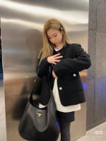 prada 普拉达 包包自重很轻 容量大 颜色超百搭 休闲的酷女孩一定要入 尺寸 38-9-28