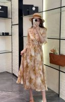 无敌爆款 高级重工钉珠复古名媛收腰高级感连衣裙，V领设计修饰颈部线条，泡泡袖增添甜美感。裙身布满晕染风格的花朵图案，色彩柔和。腰部有交叉绑带设计，凸显腰线，整体