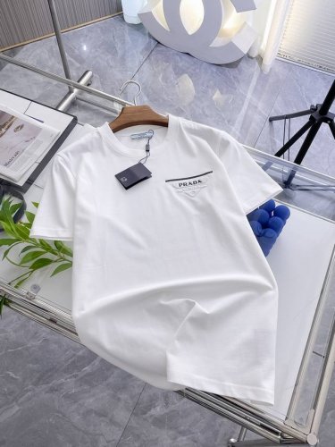 普拉达 夏季新品，时尚单品设计，更加时尚舒适，高标准定制，上身非常有型，客供辅料，客供进口高档面料质感非常细腻，细节工艺精湛考究，塑造性极高的一款单品，任何时装
