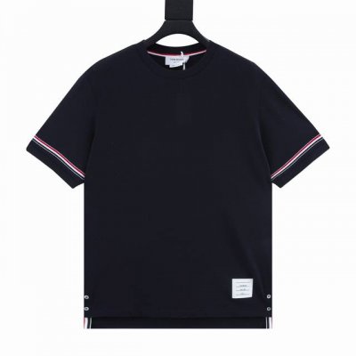 Thom Browne 汤姆布朗 三色条纹织带开叉圆领短袖 原版定制面料，克重和原版一致，超重工的针织工艺使面料表面呈现出细腻的肌理感，手感柔和厚实，有一定的自