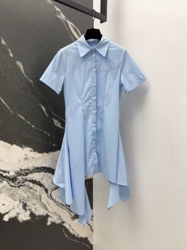 mcq 25Ss 春夏新品天蓝色不规规衬衫式短袖连衣裙 胸前饰有徽标刺绣 不规则剪裁垂褶裙摆小心思设计 可甜可盐少女风氛围感拉满 减龄色系巨显白 不挑人版型随性