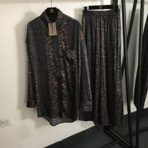 款号20253259 Balenciag*新款家居风睡衣套装 豹纹印花 气质长袖休闲衬衣+松紧腰阔腿长裤 咖色 Sml S码 肩宽63 胸围,140 袖长54