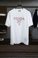 prada普拉达-2025夏季新款短袖T恤，标志性的字母加刺绣工艺，个性艺术系列全网独家首发 百搭款细节处理完美210克纯棉面料十分精致 原版面料 网红明星同款