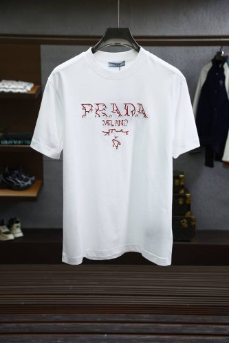 prada普拉达-2025夏季新款短袖T恤，标志性的字母加刺绣工艺，个性艺术系列全网独家首发 百搭款细节处理完美210克纯棉面料十分精致 原版面料 网红明星同款