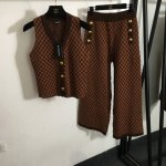 款号6270 Balmai*新款针织套装，狮子头金扣 撞色格子V领针织马甲+双排扣高腰阔腿长裤，咖色， 均码；胸围78，长50；腰围64弹力，长92