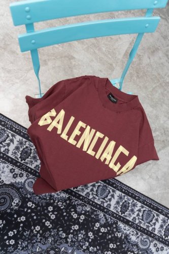 款M74 巴黎世家酒红色胶带 Balenciaga 巴黎.23Ss最新经典款.胶带拉浆印花.成衣水洗磨烂做旧短袖T恤.砖柜同步.面料采用巴黎Zp定织定染全棉双纱