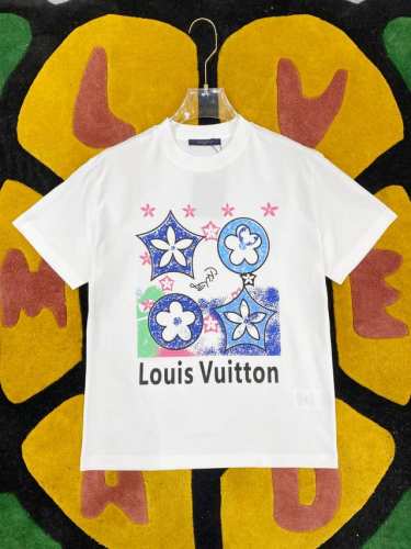 LV 2025Ss春夏新款棉质圆领短袖T恤 胸前重工印花标识 顶级丝光棉面料定制 标准版型 黑 白 两色 男女同款 码数：S M L Xl Xxl