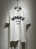 Vers*Ce 范*哲 2025春夏新品原单短袖T恤，Vers*Ce 范*哲 贸易公司渠道 产品 值的推荐短袖T恤 ，胸前字母Logo印花图像装饰极为精致凸显渐