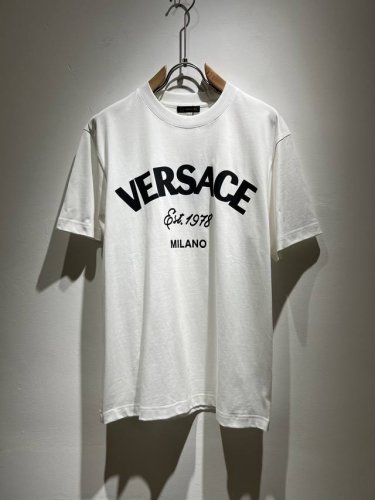 Vers*Ce 范*哲 2025春夏新品原单短袖T恤，Vers*Ce 范*哲 贸易公司渠道 产品 值的推荐短袖T恤 ，胸前字母Logo印花图像装饰极为精致凸显渐