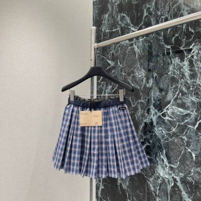 miu 25夏季新款 格纹百褶半身裙 松紧中高腰百褶裙身 一条裙子超大用料 褶位和褶量精致 垂感非常好 裙身点缀Logo贴布增添亮点 上身非常有立体感 一个色现