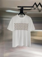 Louis Vuitton 路易威登印花笑脸压花短袖 工艺说明 采用顶级纯棉面料 经过特殊工艺处理 确保面料的柔软度和透气性 面料具有卓越的吸湿性和快干特性 适
