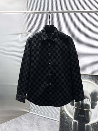 路易威登 Lv 2025Ss新款男士长袖 衬衫 衬衣，高端版本！专柜定制面料 透气舒适度高，细节无可挑剔，品牌元素设计理念，体现高品质。手感细腻柔软！呈现休闲裁