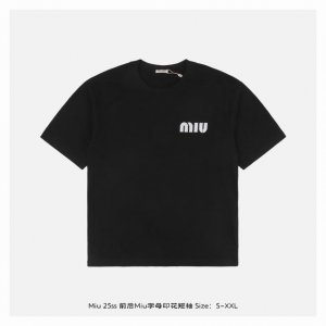 miu Miu 25Ss 前后Miu字母印花短袖 面料采用230克重精梳棉 定制32支1*1螺纹 成衣两遍水洗处理 面料舒适亲肤无异感 定制定染面料 纺织密度高