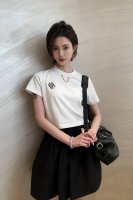 louis Vuitto* 25Ss春夏新款 撞色刺绣字母图案链条短款T恤丨独家Yb开发！高版出品！本款短T恤取材柔软透气的棉质针织为休闲廓形搭配罗纹圆领和金属