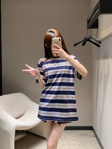 Miumi* 25Ss春夏新款 微标口袋条纹短袖T恤丨独家高版出品！自带减龄吸睛感，小众Chic的条纹搭配色短袖。条纹元素凸显简约与休闲的氛围感，实穿又显气质，